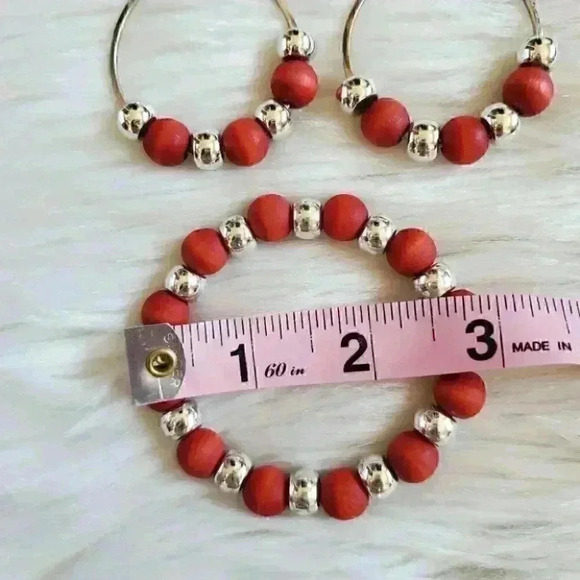 Red and silver beaded bracelet and earrings jewelry set - Picture 4 of 6